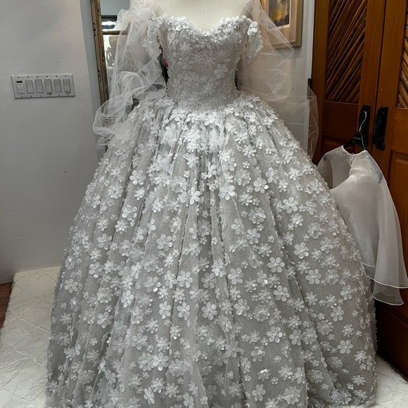 Gorgeous custom bridal gown. See details in photos. - Picture 3 of 10